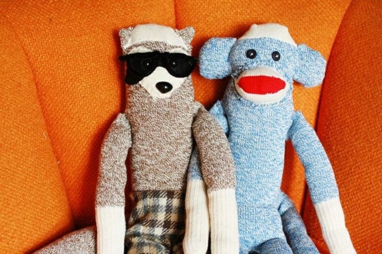Vyrobte si ponožkové zvieratká sami - opicu z dvoch ponožiek akejkoľvek farby