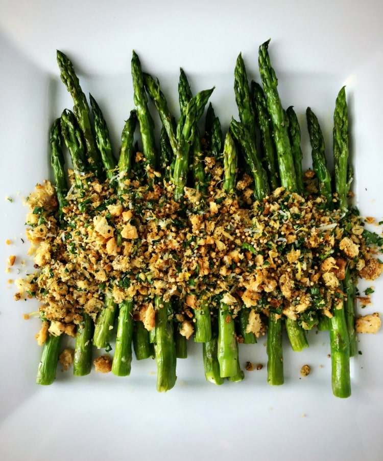 Uvarte omáčku k zelenine so strúhankou a Parmigiano Reggiano