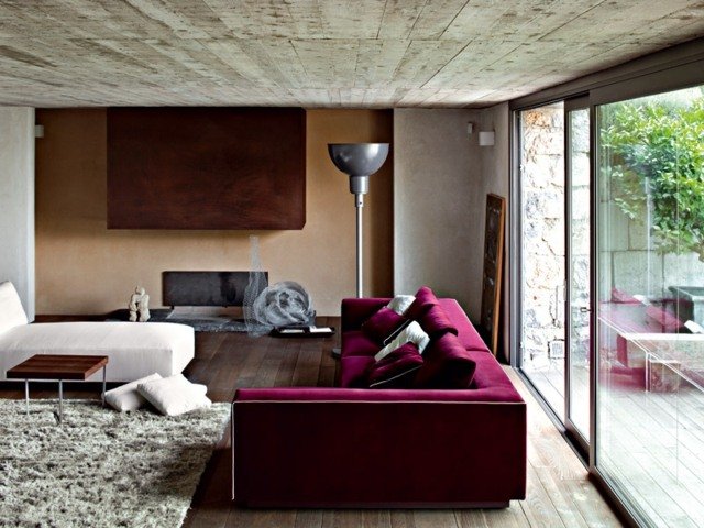 Čalúnený nábytok rohová sedačka svetlo fialová malinová červená béžová huňatý koberec laminátová podlaha