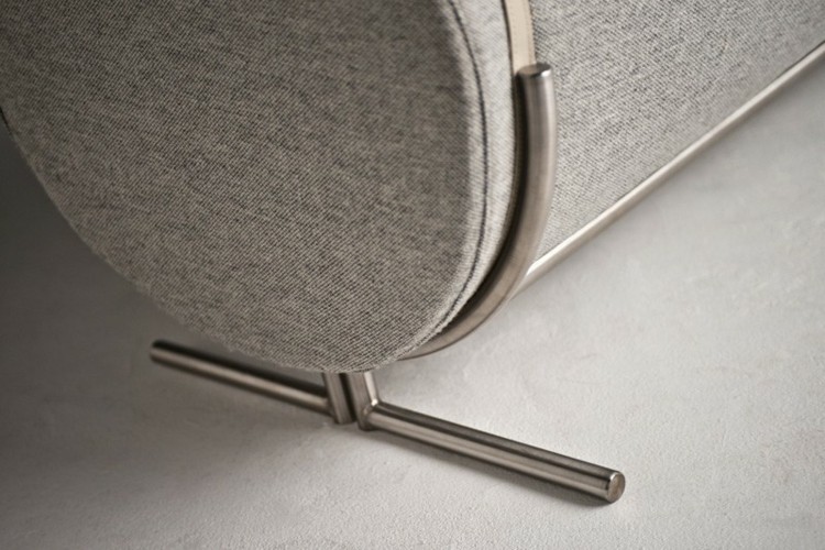 Sivá a žltá pohovka a taburet majú kovové nohy sedačka šedá žltá noha kovový moderný okrúhly kožený opasok