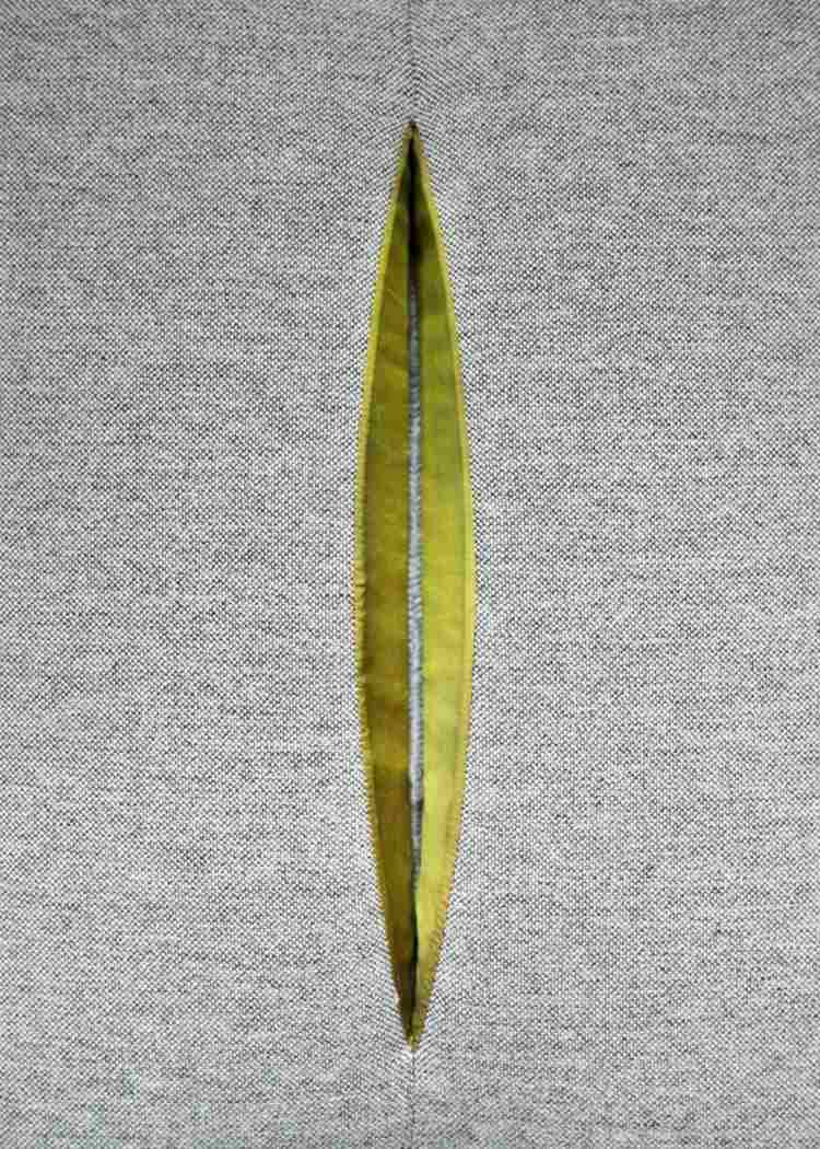 V sivej stoličke pohovky je žltá štrbina pohovka šedá žltá stolička nápad na slot na tkaninu