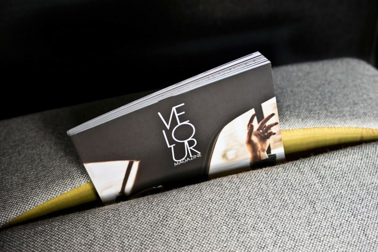 Žltý slot v stoličke pohovky je možné použiť na ukladanie časopisov sedačka v prevedení taburetky do časopisov v sivej a žltej farbe