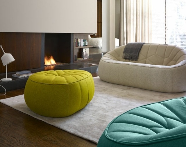 Dvojmiestny krb so zelenou stoličkou a nápadmi do obývačky