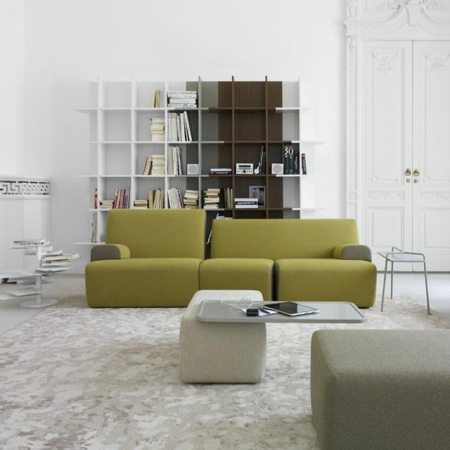 tráva zelená farba čierna sivá biely koberec sivá taburetka