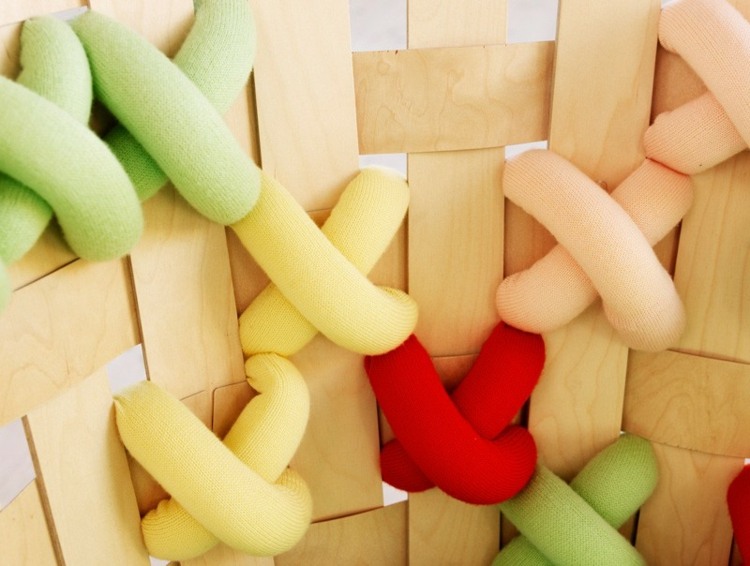 rozkladacie kreslo dizajn žltý losos červená svetlo zelená farby krížikový steh