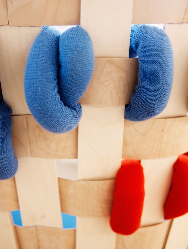 pohovka kreslo dizajn modré červené čalúnenie krížikový steh myšlienka moderná