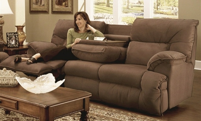 hnedo čalúnená pohovka s dreveným konferenčným stolíkom a orientálnym kobercom