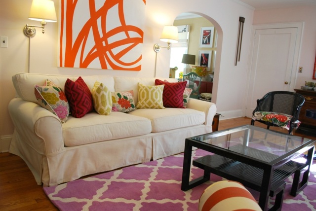 Pohovka s čalúneným kobercom a vzorom