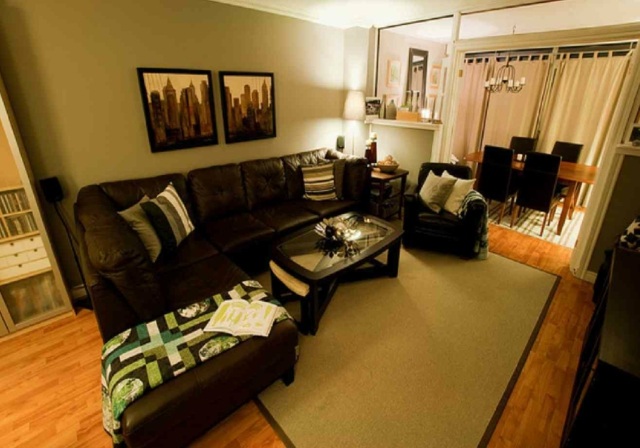 Kožená sedačka v hnedej obývačke