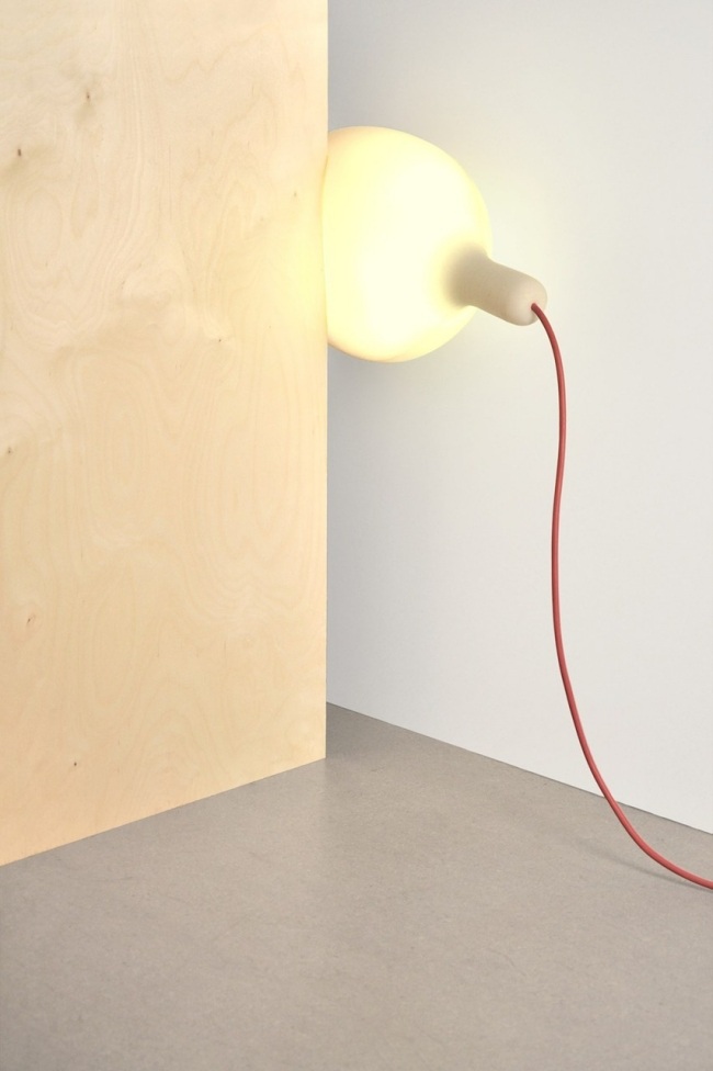 Kreatívna manipulácia s lampou s jemným svetlom tlačí do vesmíru