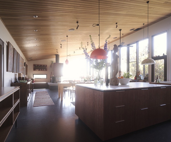 myšlienka moderného dizajnu - steny obložené drevom