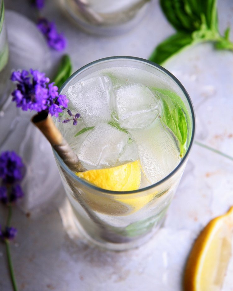 príprava alkoholických nápojov letný koktail levanduľový gin fizz