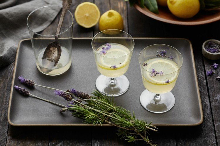 letný koktail levanduľa recepty čerstvé bylinky obloha