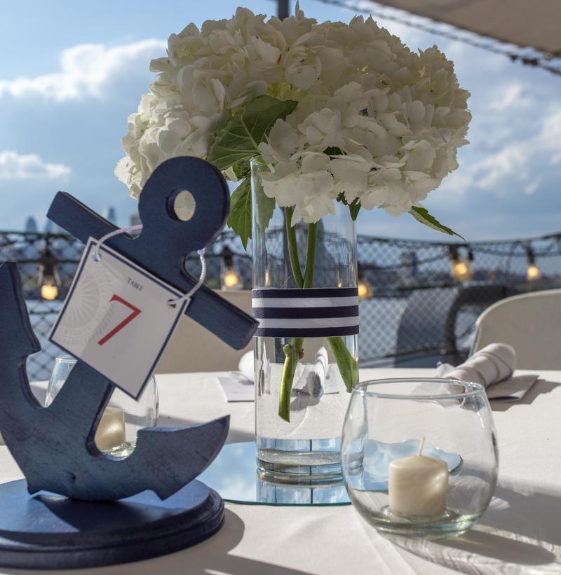 Stolová dekorácia s drevenými kotvami na vonkajšie svadby Nápad na letnú dekoráciu drevený držiak sviečky