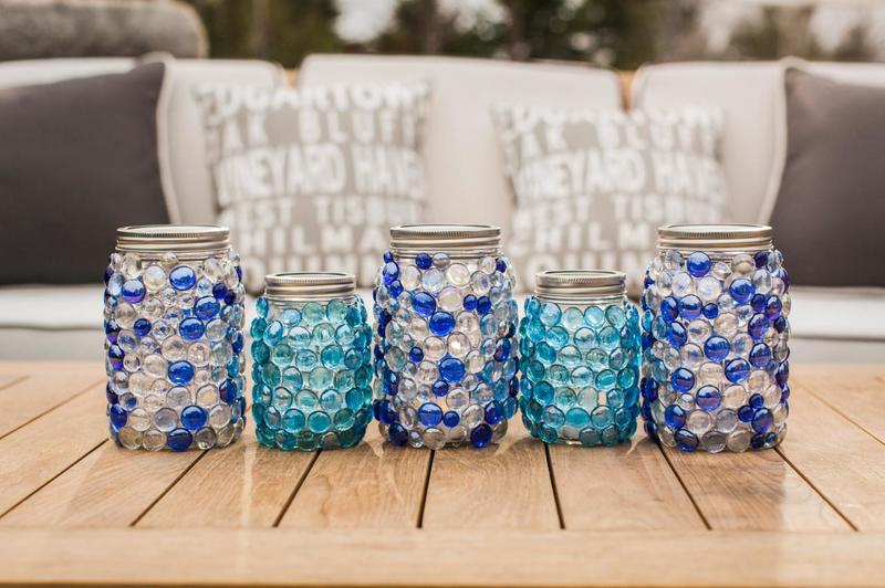 Sklenené poháre zdobené morským sklom - nápad na remeslo Myšlienka letnej dekorácie - zaváraninový pohár - držte sa myšlienok - lampáš