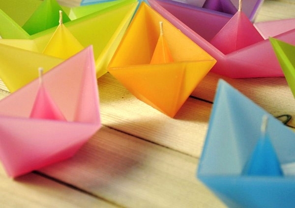 Letná dekorácia-farebné člnky so sviečkami