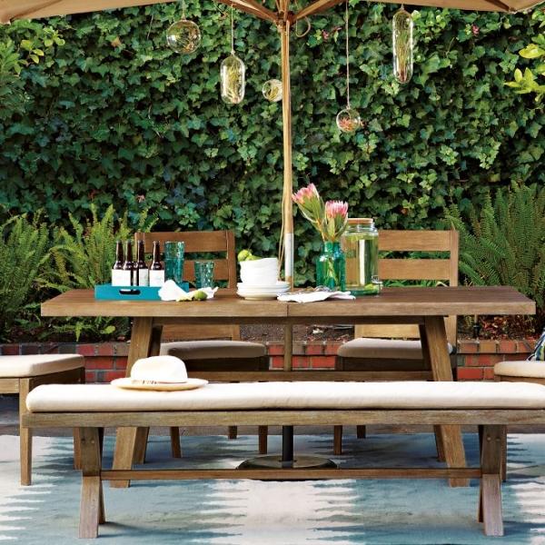 letná záhradná párty slnečníkové lampáše drevená lavica na stôl