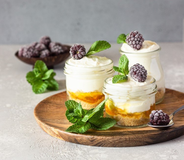 Do pohára si pripravte rýchle dezerty s malinami a mandľovým likérom