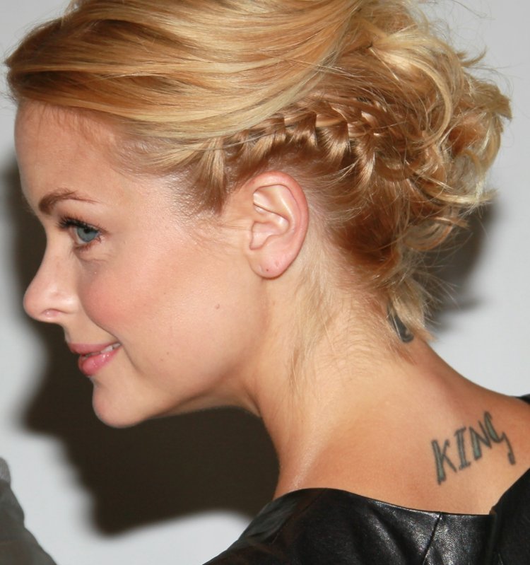 Letné účesy - updos s bočnými vrkočmi ako prízvuk leto updo drdol vrkoč prízvuk nápad tetovanie krk