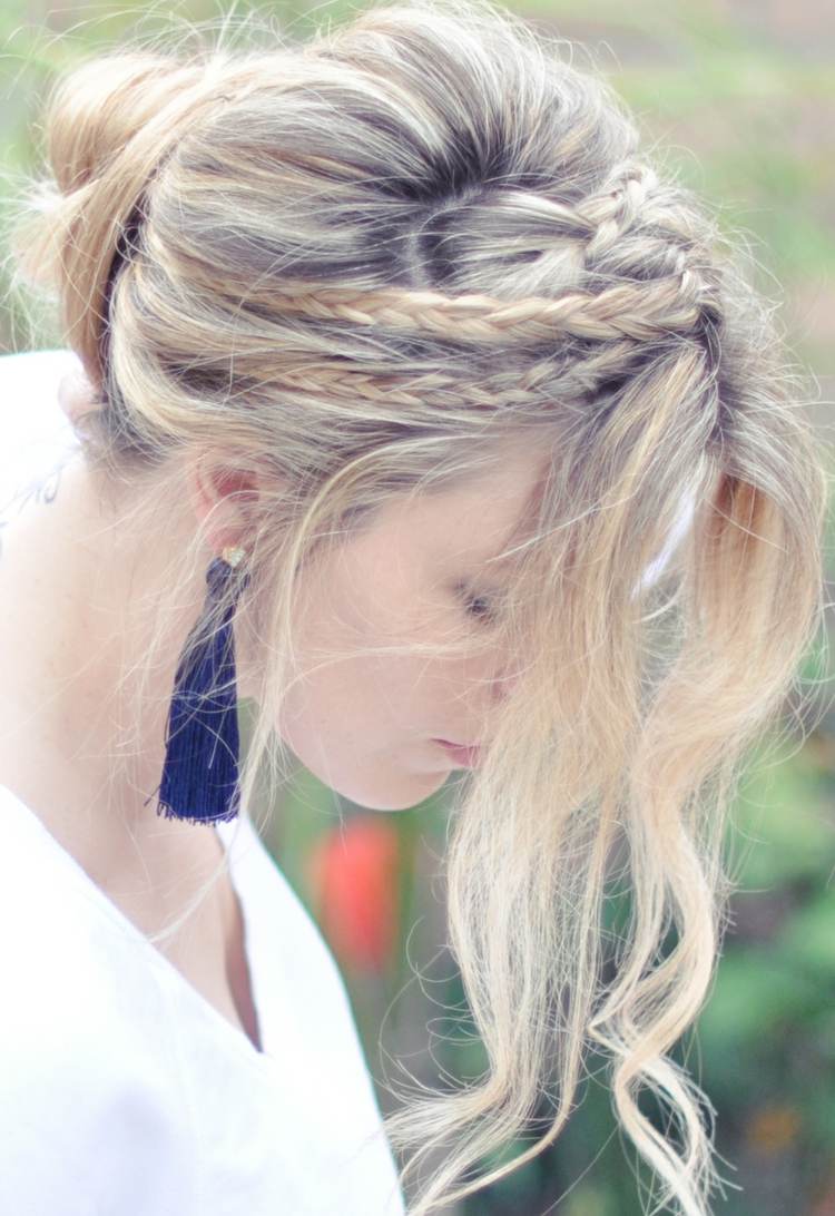 Letné updo s drdolom, vrkoče v elegantnom štýle účesy ležérny nápad narovnať drdol vrkoče náušnica boho
