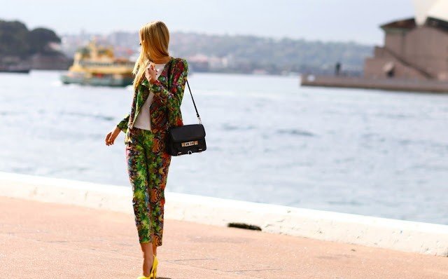 Farby kostýmu ladia s bielou street-style-city-bunda-nohavice-tropicke