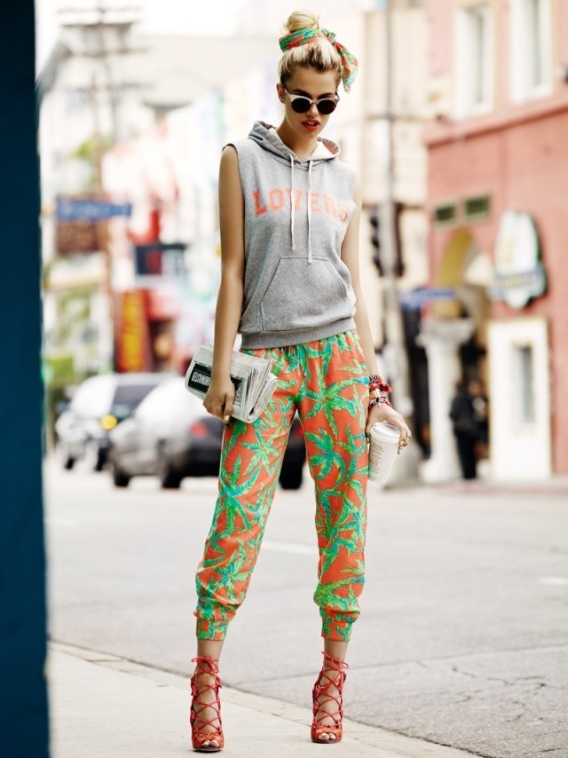 Tesný šalvarský rez so vzorom palmy street-fashion-mladí-ľudia-somer-tropický