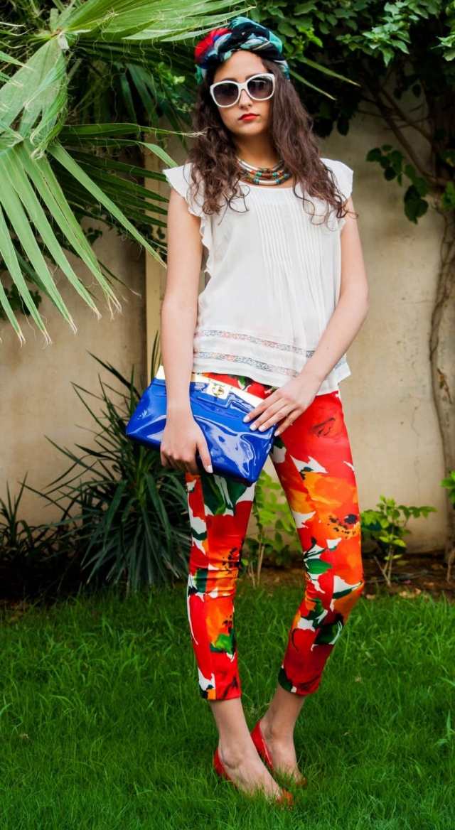 Kombináciu oblečenia dotvára šatka jeggings-city-fashion-oranžovo-tropický vzor