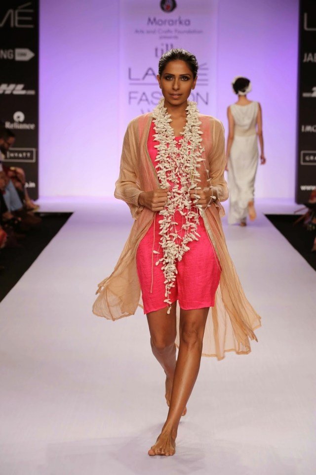 Jemné farby sú zdobené prírodnými šperkami pastelové farby-exotické-oblečenie-návrhár-móda