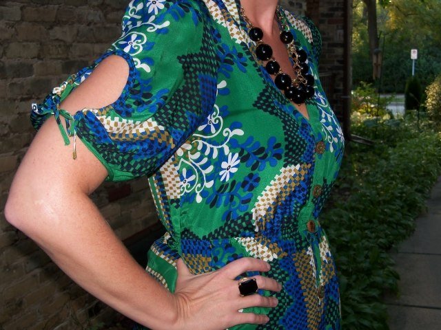 Blúzka kombinuje morské farby s čiernymi šperkami tropické blúzky-detailný obrázok-letné rukávy