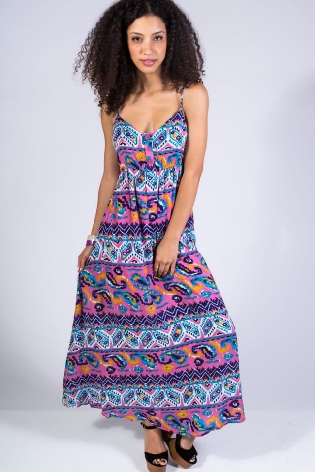 Etnické prvky a pohodlný strih ružovo-modré-exotické-šaty-leto-tipy