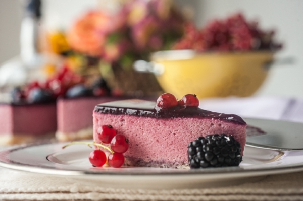 malinová pena koláč ríbezle černice ovocné