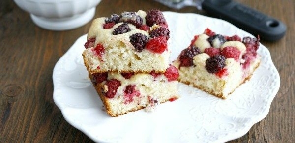 letný koláč s ovocím černice maliny