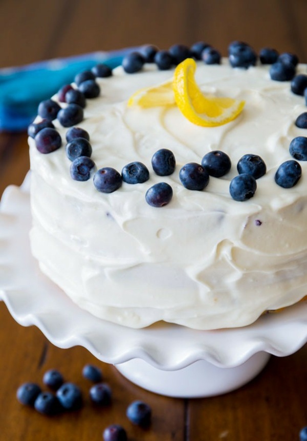 vrstvový koláč letné čučoriedky citrónová poleva krém