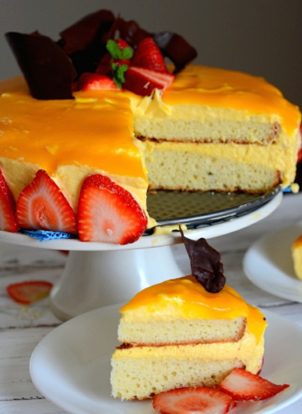 Koláč z mangovej peny jahody čokoládovo ovocný