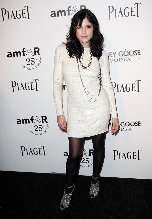 Biele šaty čierne pančucháče letná móda 2014 viacnásobné reťaze Letný trend-2014-biele-šaty-čierne-pančuchové nohavice-letná-móda 2014-niekoľko-reťazcov