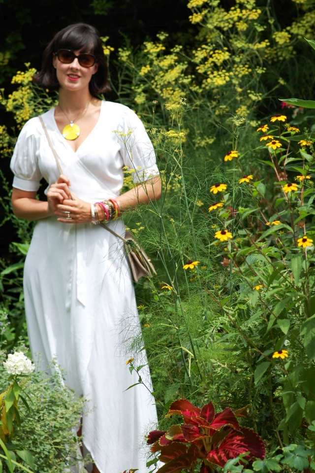 Doplnky k náramkovým šatám letná móda 2014 Náramok-šaty-outfit-doplnky-v-parku-kvety