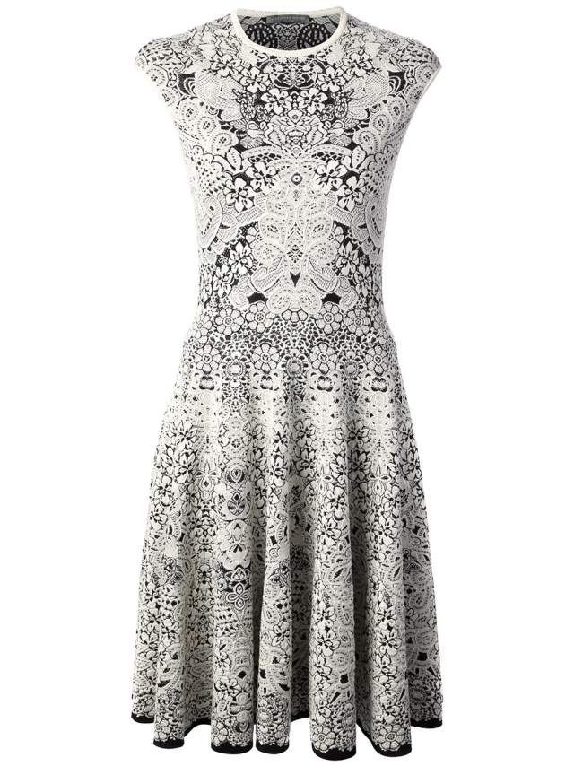 -Blúzkové šaty z kolekcie Alexandra McQueena Somme 2014 so zapnutým dnom Dámske-šaty-závesy-oči-drobné-vzor-Alexander-McQueen-2014-kolekcia