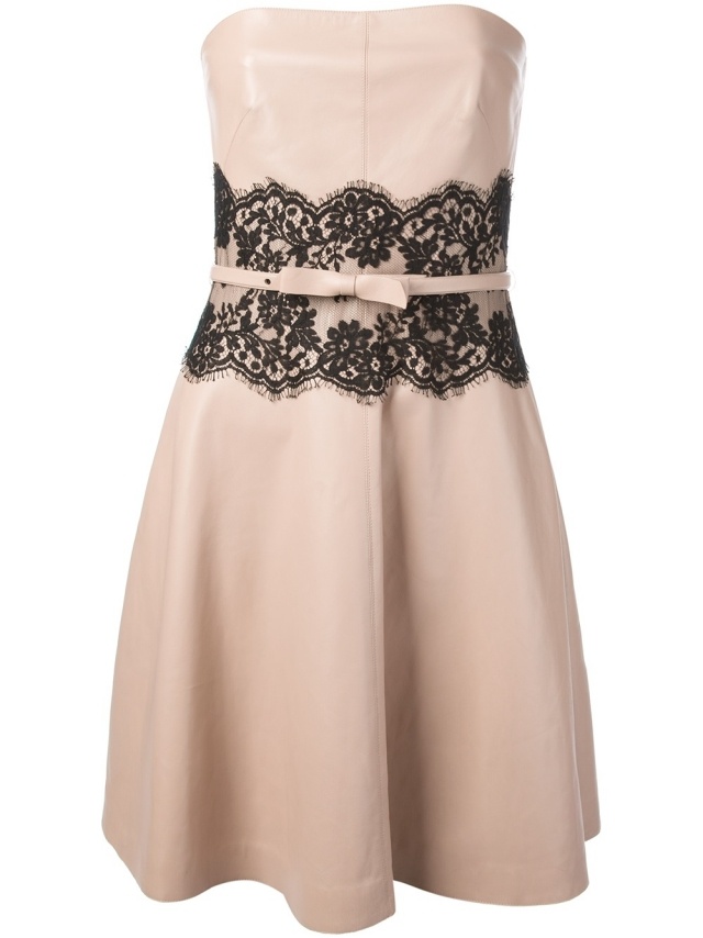 Moderné bandážové šaty Valentino-Drapierugen, lemované čipkou, v páse moderné-bandeau-šaty-valentino-drapérie-očný opasok-čipkový lem