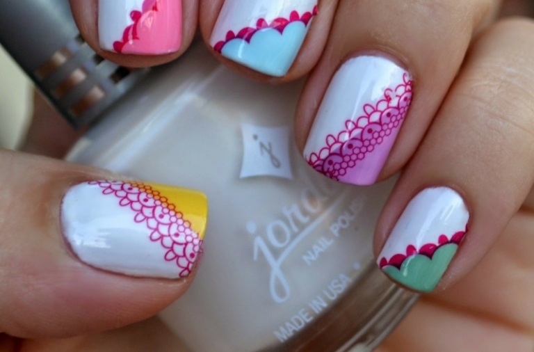 letný nechtový dizajn romantický hravý tip lak pastelovo ružový