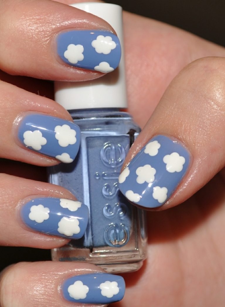 letný dizajn nechtov modrošedý lak na nechty biele kvety