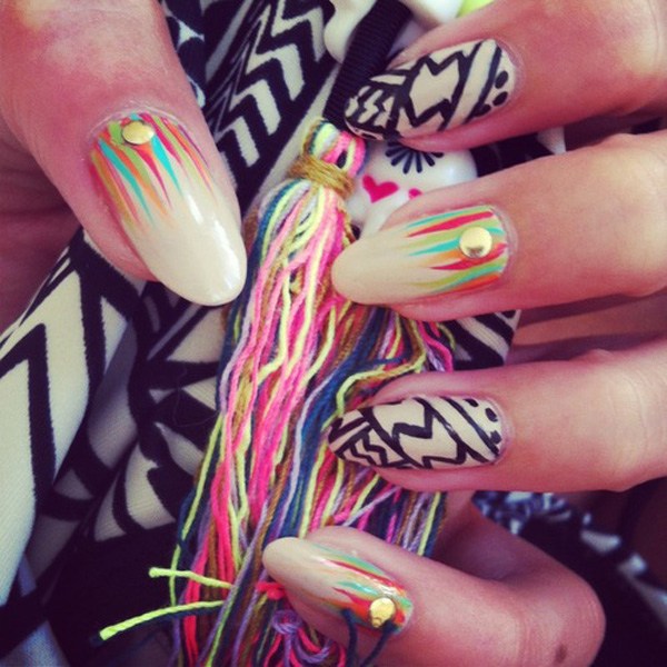 nail-design-leto-2015-etno-vzor-biela-podsada-pruhy