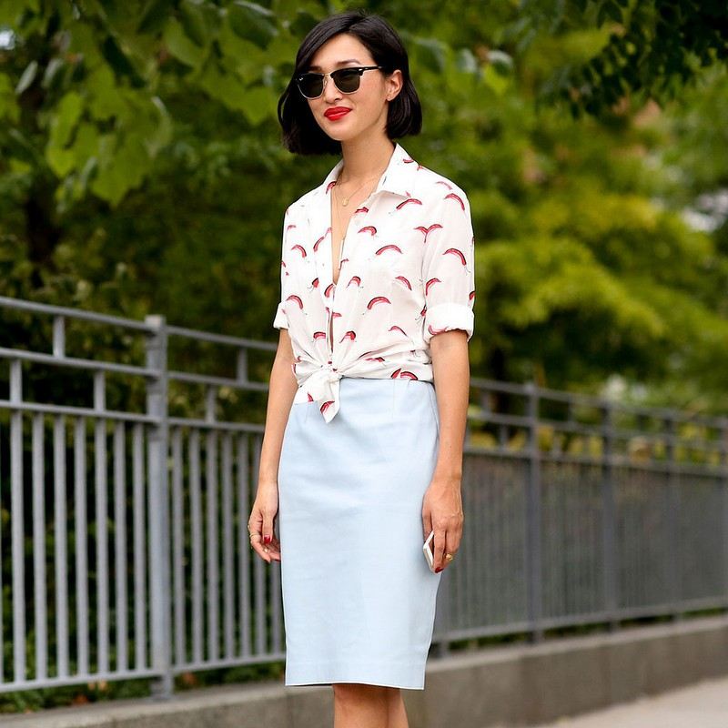 Letný outfit s blúzkou so vzormi a ceruzkovou sukňou Letná výstroj-blúzka-výtlačky-nebesky modrá ceruzková sukňa