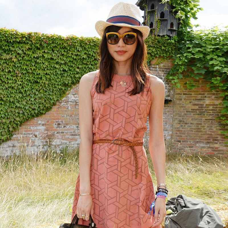 Klobúk Fedora, kožený opasok a veľké okuliare Letné oblečenie-klobúky-fedora-šaty-geometrické-motívy