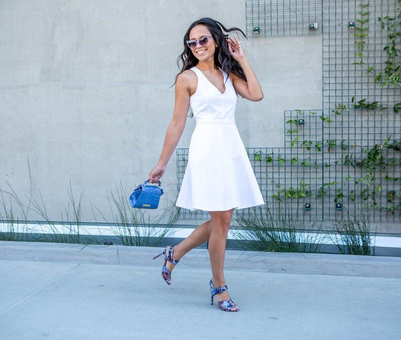 Letné šaty v bielej farbe s modrou kabelkou a sandálkami Letné šaty-šaty-biela-po kolená-široká-vyvýšená-sukňa