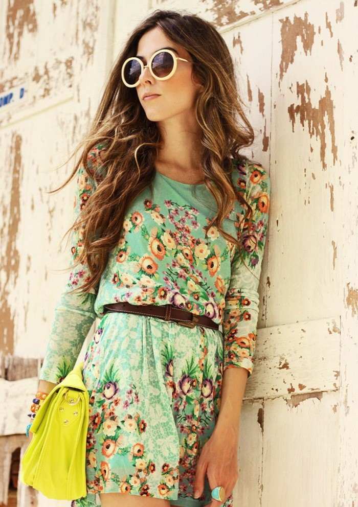Letný outfit pozostávajúci zo šiat s dlhým rukávom s kvetinovým vzorom a opaskom kvetinový vzor letné šaty tyrkysový opasok doplnok žltá taška