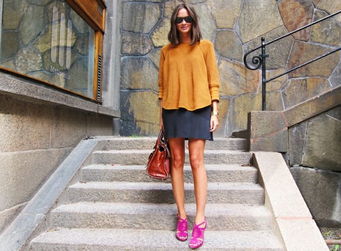 Letný outfit - voľný top s dlhým rukávom na chladnejšie večery farebný outfit žltá blúzka sivá sukňa ružové sandále na podpätku