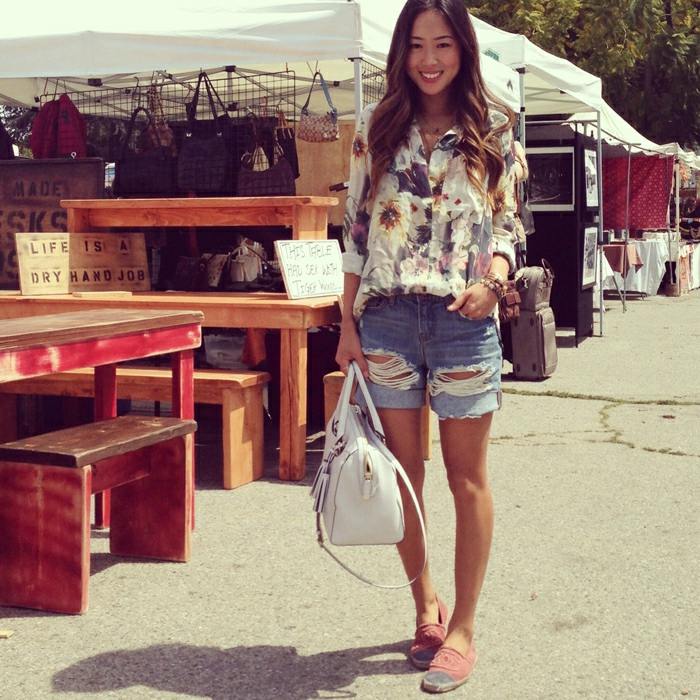 Moderný letný outfit s blúzkou a krátkymi džínsami v použitom vzhľade blúzka kvety letné rifle krátky outfit biela dámska taška