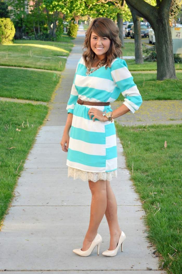 Pruhy v lete - svetlo modré a biele šaty s čipkovými detailmi prúžkované šaty svetlo modré biele špicaté biele topánky kožený opasok