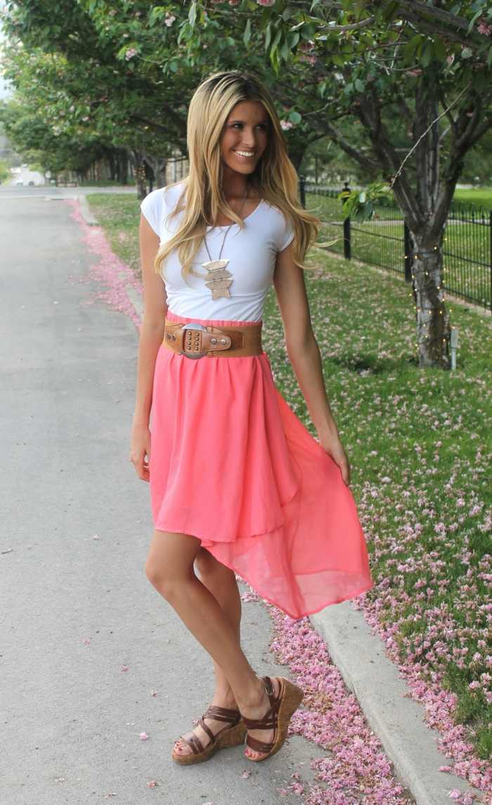 Letná sukňa skvelého strihu a jasných farieb a hnedého koženého opaska neónová ružová sukňa kožený opasok biely top letný nápad