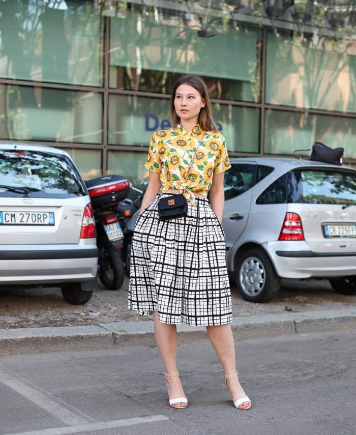 Dámsky outfit z károvanej midi sukne a blúzky so slnečnicovými motívmi moderný outfit letná károvaná sukňa midi blúzka žlté slnečnice